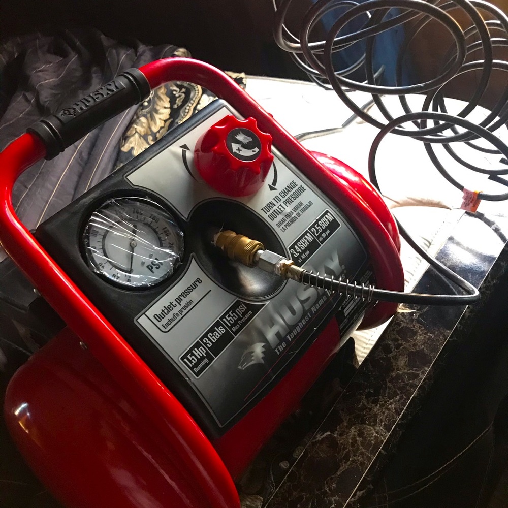 Husky top quality air compressor barely used ... get it for a steal